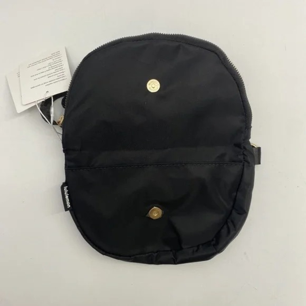 💼Lululemon - All Night Festival Bag - Micro 2L - Black/Gold - Picture 3 of 5